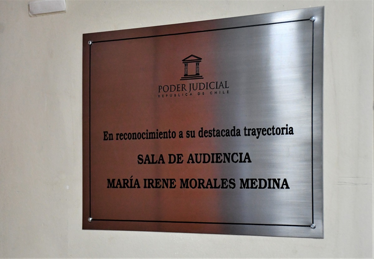 JUZGADO DE GARANTÍA DE SAN VICENTE REALIZA HOMENAJE PÓSTUMO A LA MAGISTRADA MARÍA IRENE MORALES MEDINA Placa de homenaje
