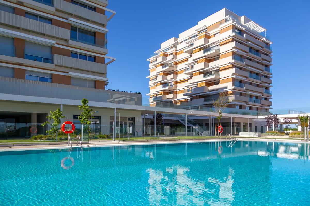 LAS REGLAS DE ORO PARA EVITAR CONFLICTOS EN LA PISCINA DEL CONDOMINIO ESTE VERANO1