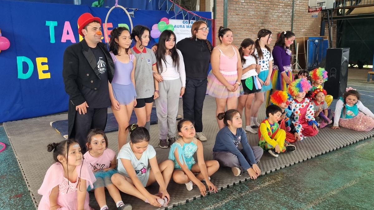 La magia del circo cautivó a estudiantes de la Escuela Laura Matus de Doñihue