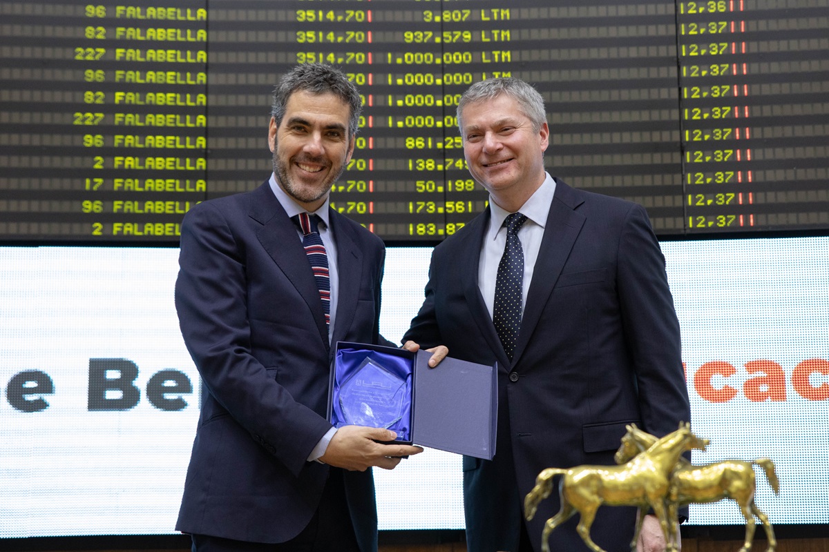 UNIVERSIDAD ADOLFO IBÁÑEZ RECIBE RECONOCIMIENTO DE LA BOLSA DE SANTIAGO POR SU APORTE A LA EDUCACIÓN FINANCIERA