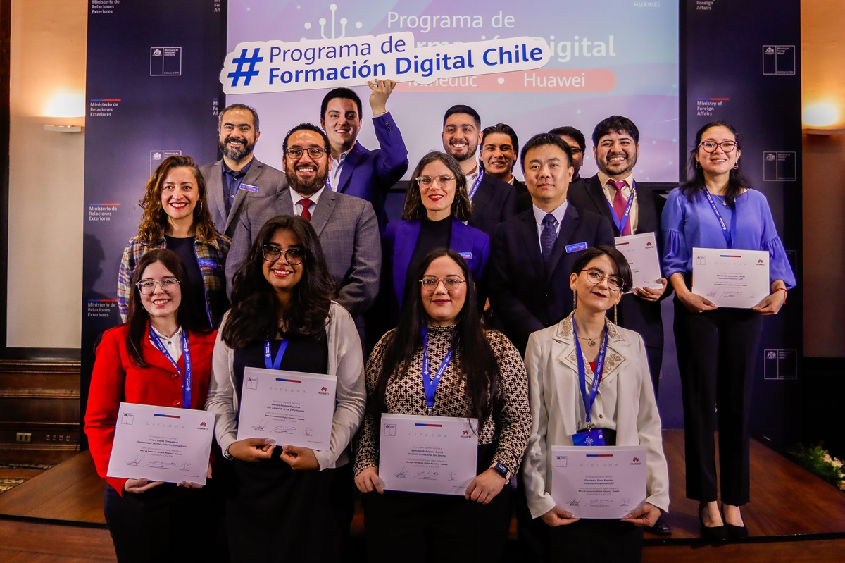 DIEZ ESTUDIANTES VIAJARÁN A CHINA A POTENCIAR SUS HABILIDADES DIGITALES GRACIAS A LAS BECAS MINEDUC HUAWEI