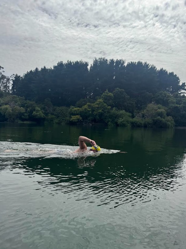 CHILE HACE HISTORIA EN EL DEPORTE ACUÁTICO MUNDIAL Y ES EL PRIMER PAÍS EN LATAM EN CERTIFICAR OFICIALMENTE SU PROPIA TRIPLE CORONA DE NATACIÓN EN AGUAS ABIERTAS WhatsApp Image 2025 02 11 at 10.48