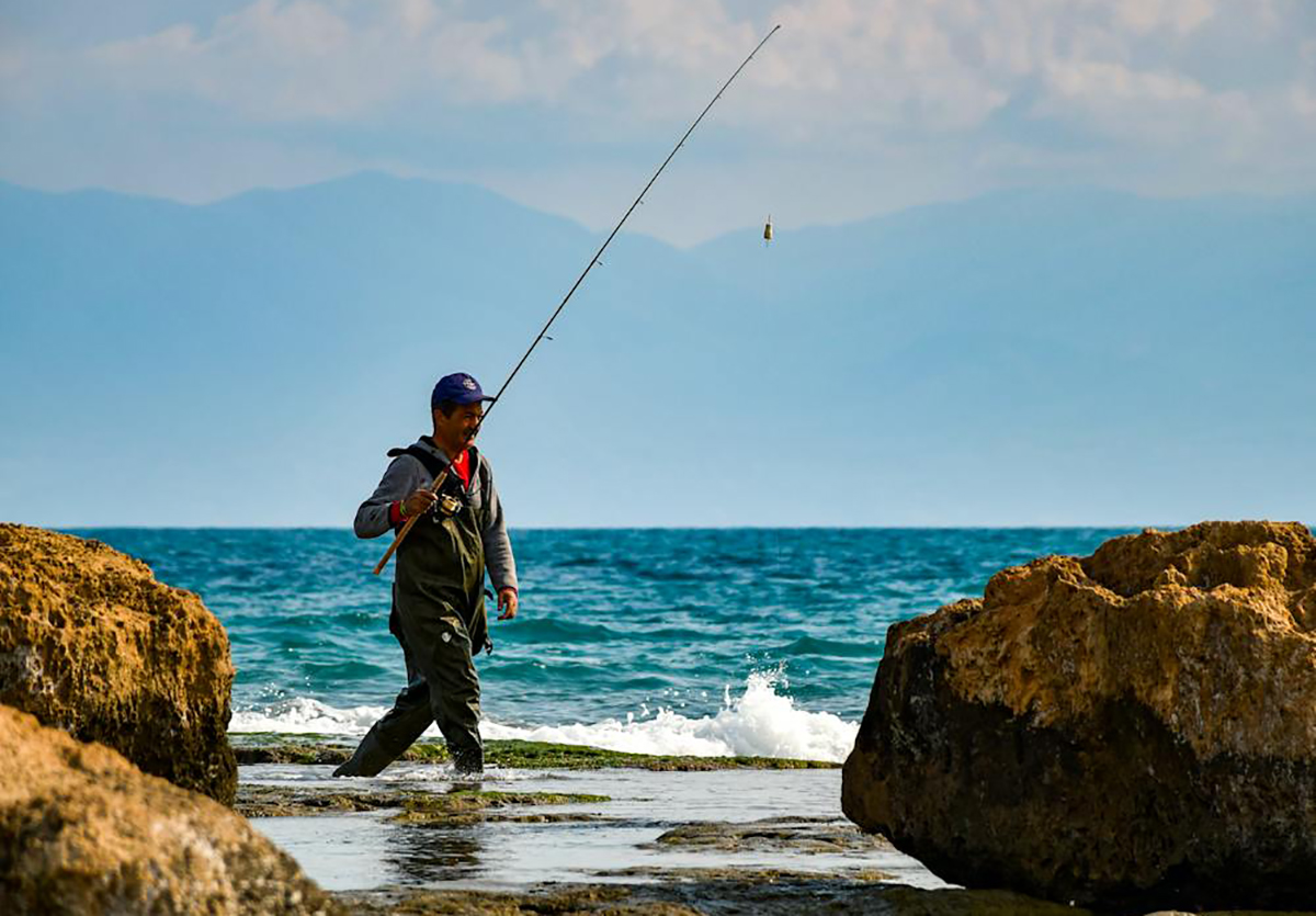 WOLFSPORT free photo of mar hombre caminando rocas