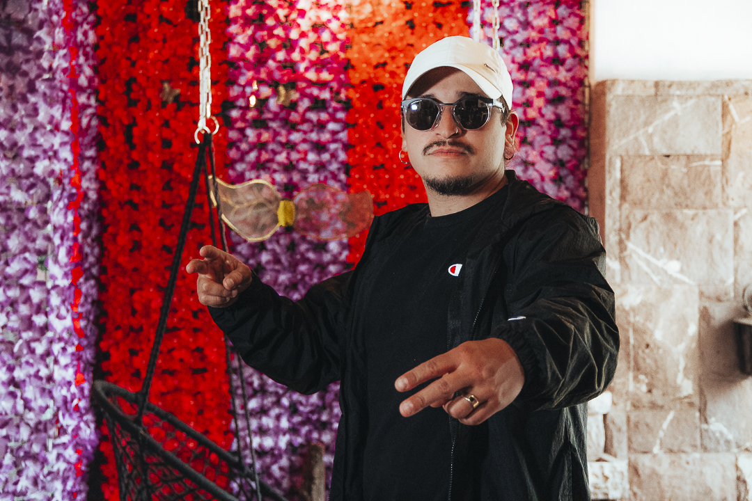 UN ARTISTA CALLEJERO QUE CONQUISTA CORAZONES LANZAMIENTO DE DUELE EN COLABORACIÓN CON POLLO GONZÁLEZ DE SANTAFERIA