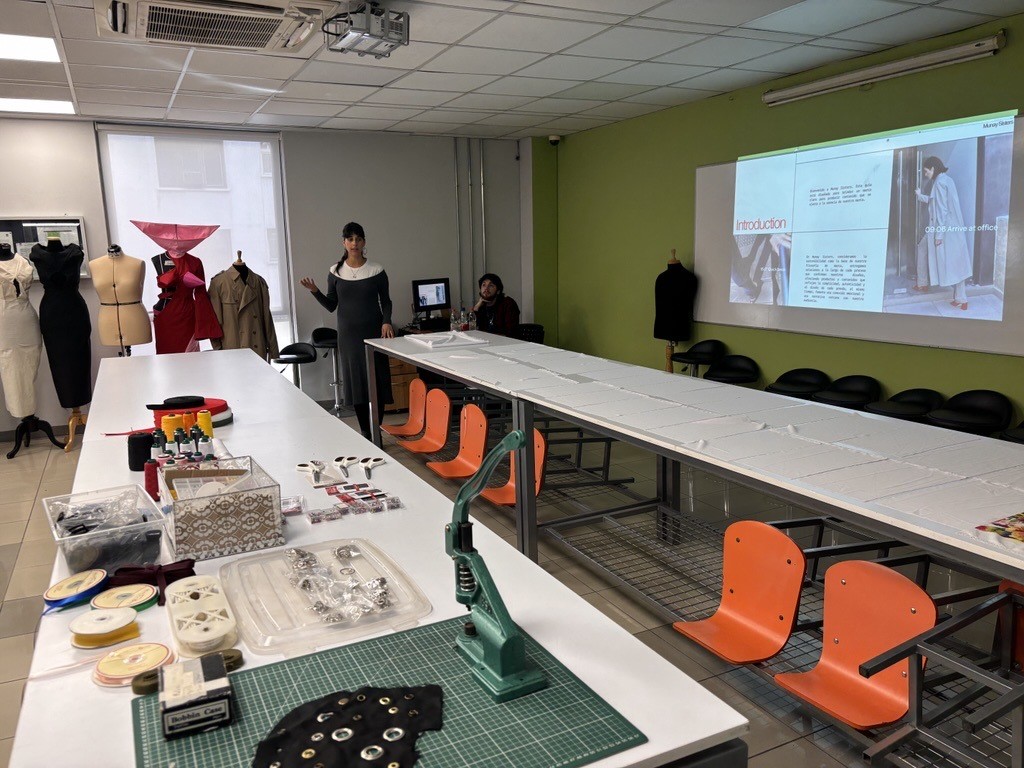 EPSON Y MUNAY SISTERS IMPULSAN UNA ALIANZA ESTRATÉGICA CON FOCO EN SOSTENIBILIDAD INNOVACIÓN Y EDUCACIÓN The Munay Sisters taller 1