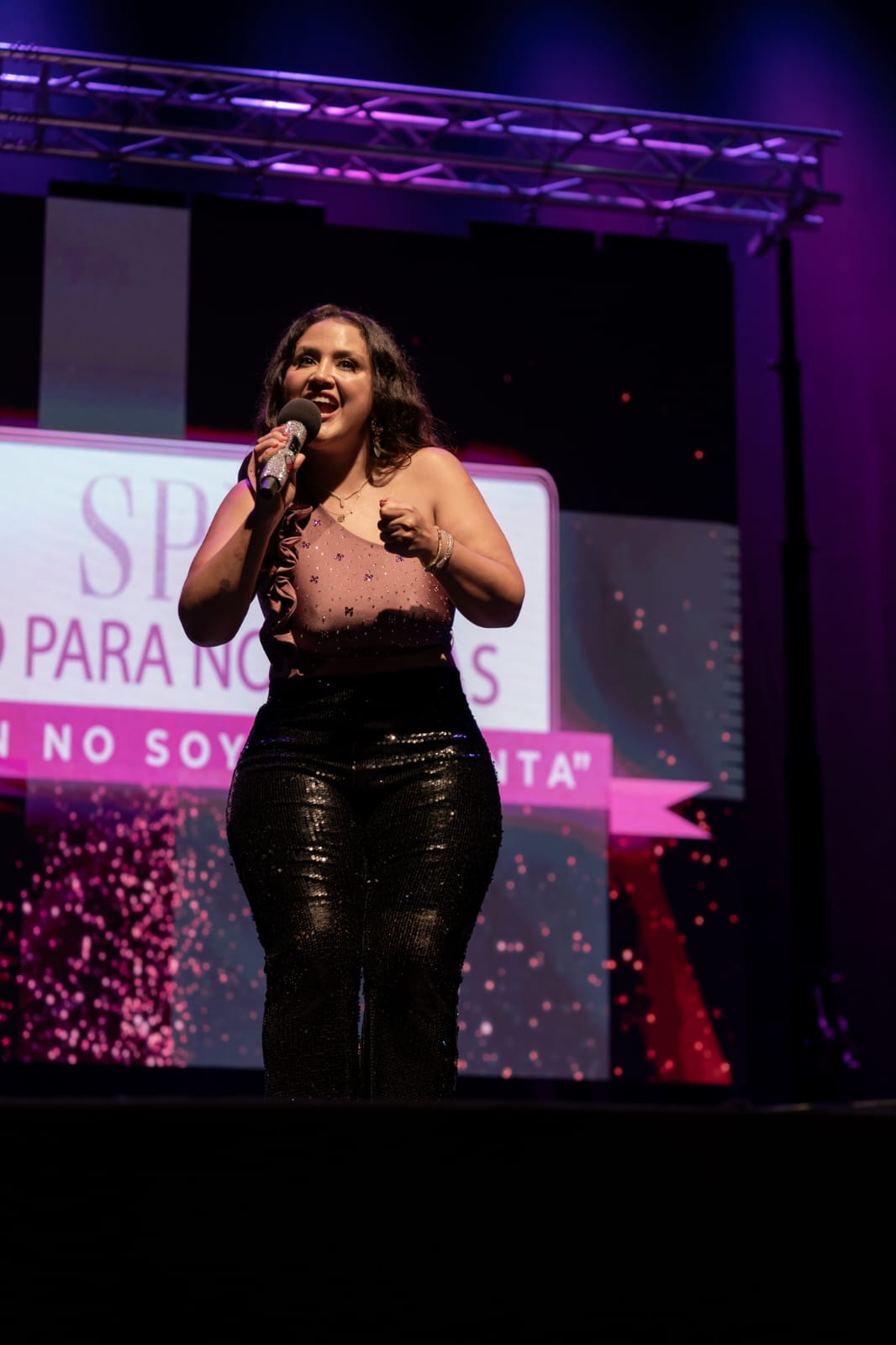 PAMELA LEIVA LLEGA A SAN FERNANDO CON SU EXITOSO SHOW SOLO PARA NOSOTRAS PAMELA ANTOFAGASTA 4