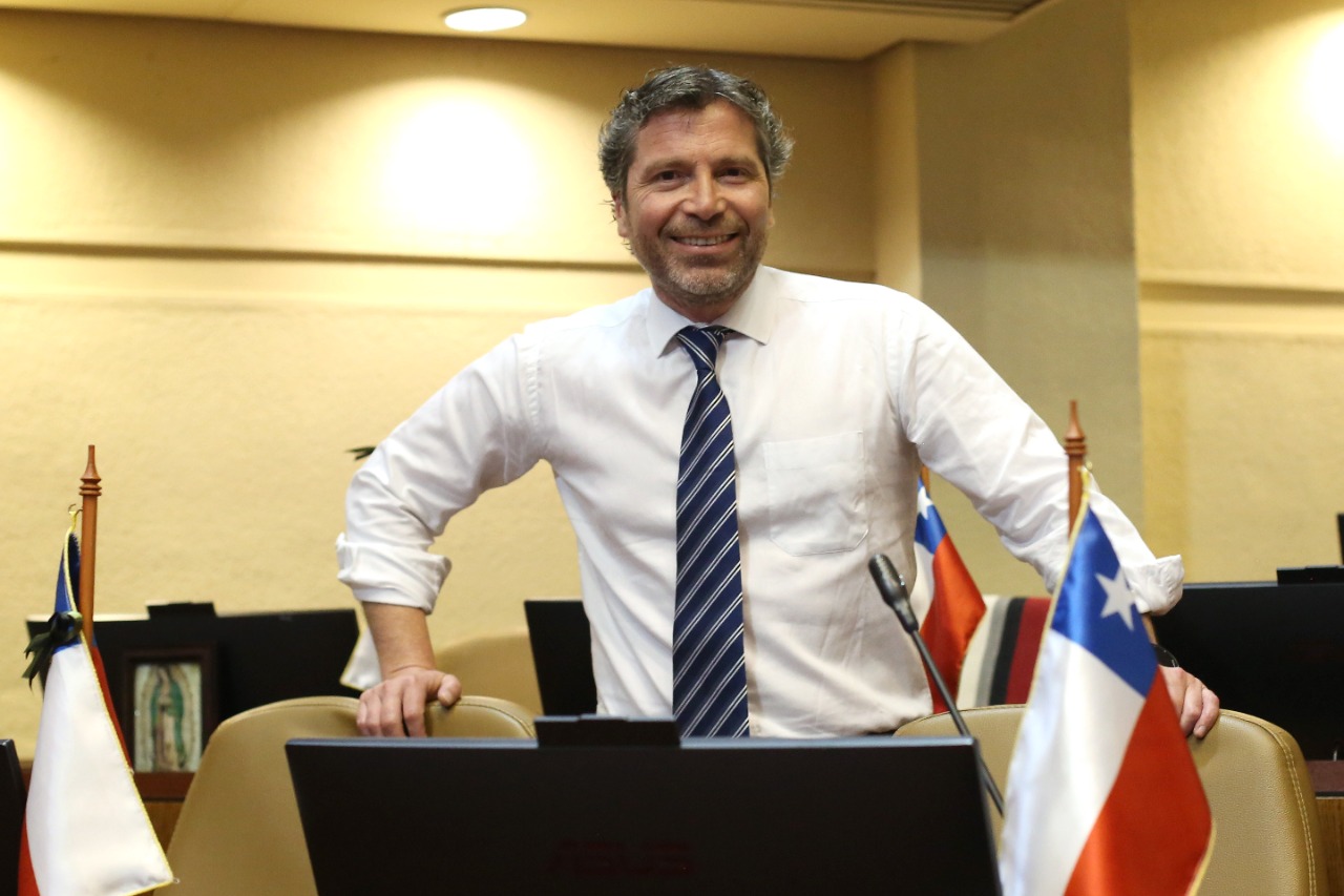 FIN A LA TÓMBOLA DIPUTADO CORNEJO LLAMA AL GOBIERNO A INCORPORAR PROPUESTA QUE PERMITE OTORGAR MATRÍCULAS A ESTUDIANTES POR SU RENDIMIENTO ACADÉMICO CORNEJO