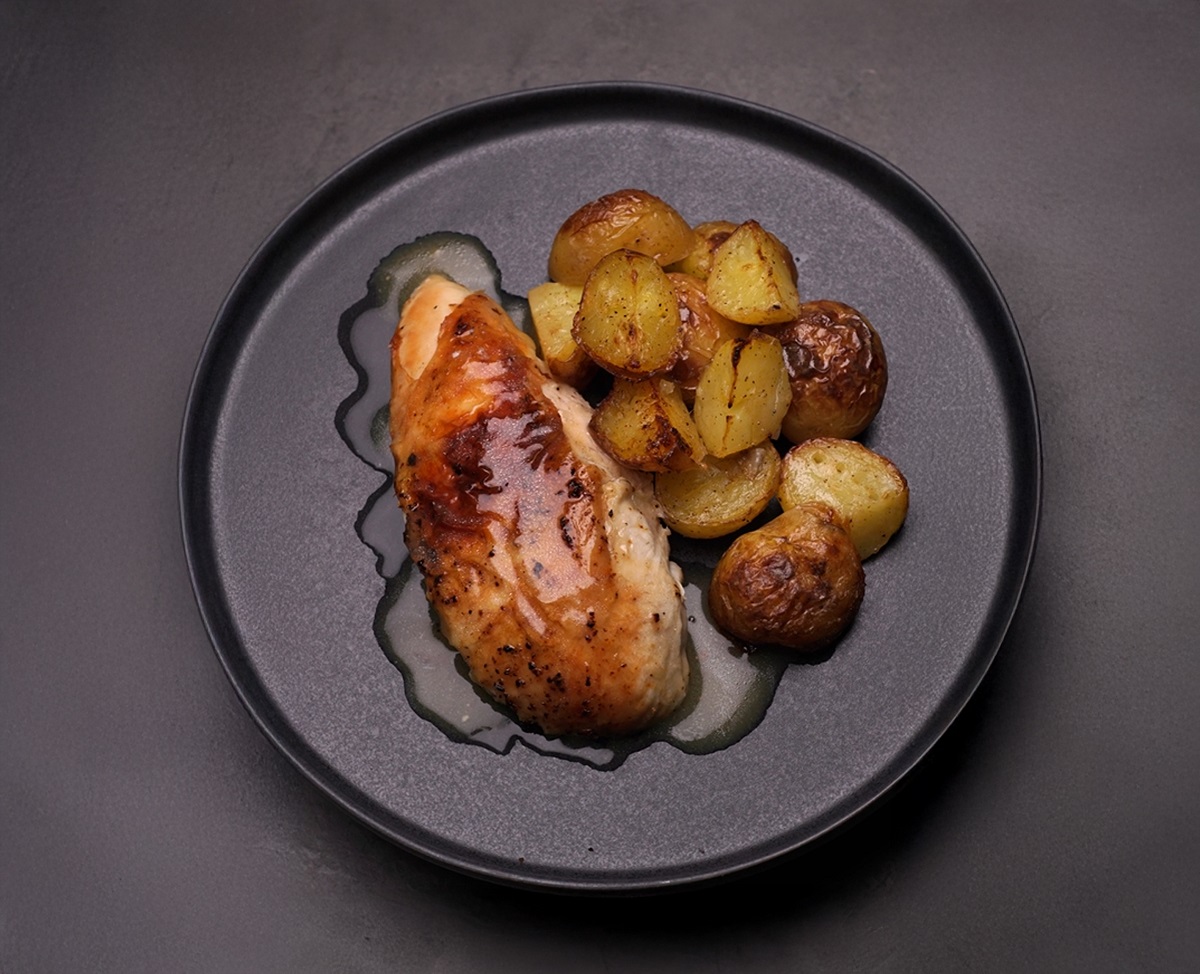 Un clásico que triunfa en la mesa pollo asado con papas crujientes