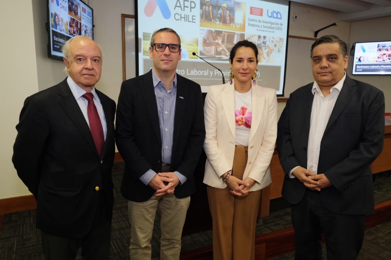 EL 30 DE LOS JÓVENES COTIZANTES NO ALCANZARÍA UNA PENSIÓN SUPERIOR A LA ACTUAL LÍNEA DE LA POBREZA Barómetro UDD AAFP