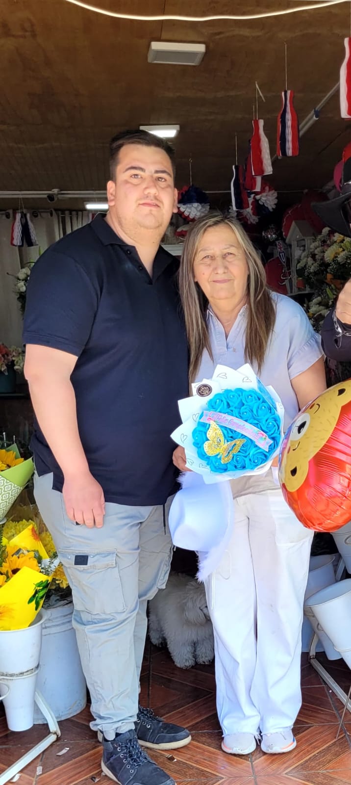 Toñita junto a uno de sus hijos WhatsApp Image 2025 09 17 at 1.22.18 PM