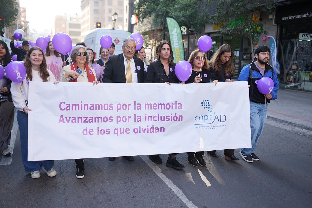 PAULINA URRUTIA ENTREGÓ RECONOCIMIENTO PÓSTUMO A ROBERTO FANTUZZI EN LA XI CAMINATA NACIONAL POR EL ALZHEIMER 1