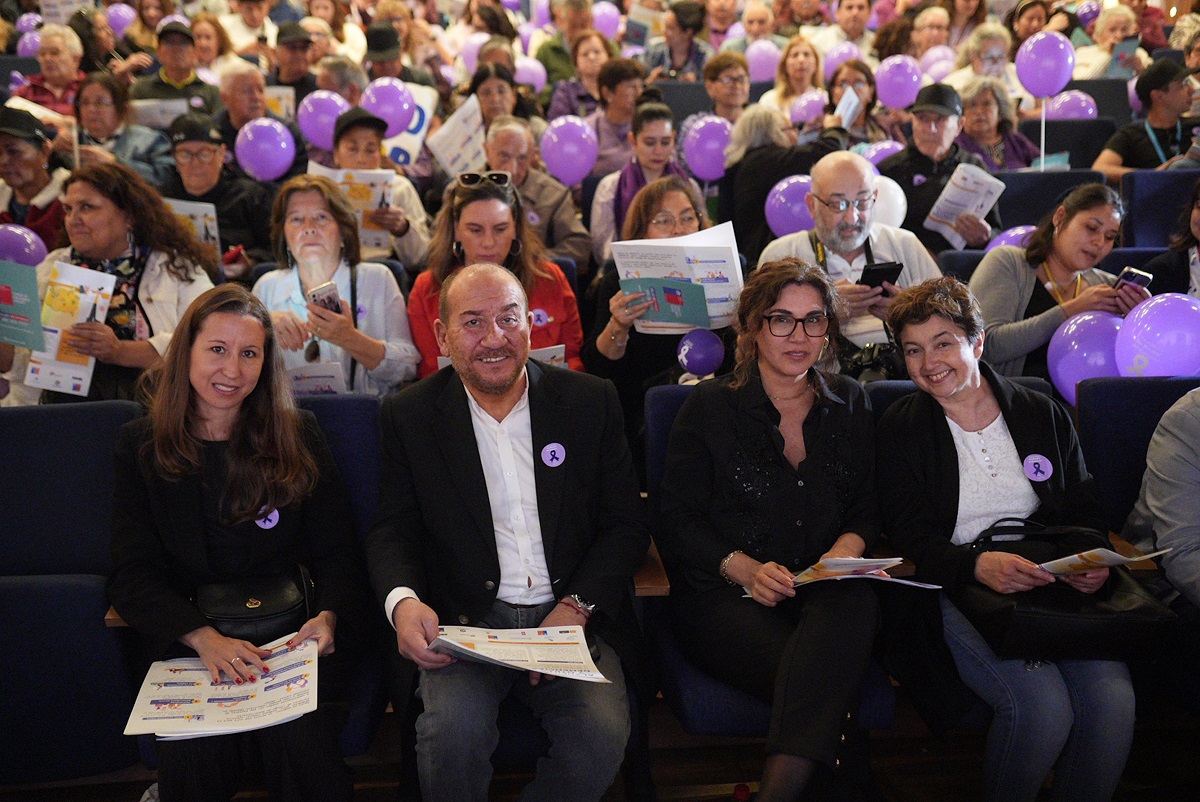 PAULINA URRUTIA ENTREGÓ RECONOCIMIENTO PÓSTUMO A ROBERTO FANTUZZI EN LA XI CAMINATA NACIONAL POR EL ALZHEIMER 2
