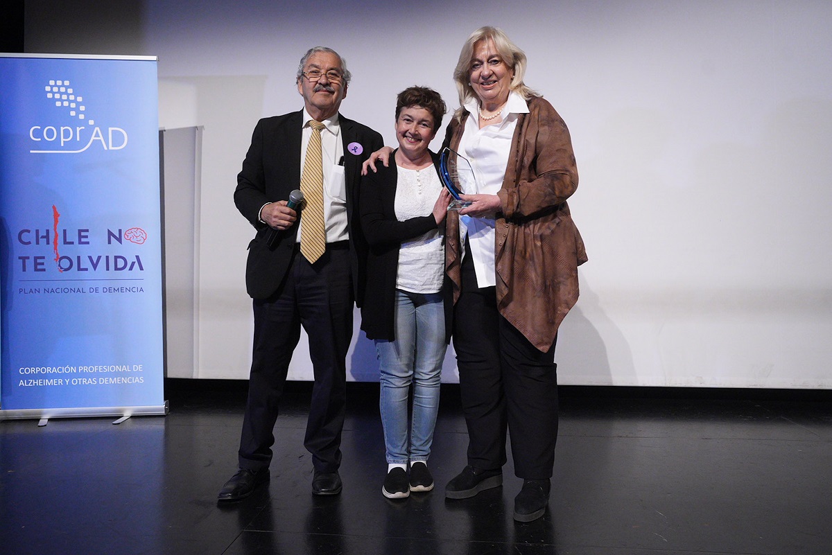 PAULINA URRUTIA ENTREGÓ RECONOCIMIENTO PÓSTUMO A ROBERTO FANTUZZI EN LA XI CAMINATA NACIONAL POR EL ALZHEIMER 5