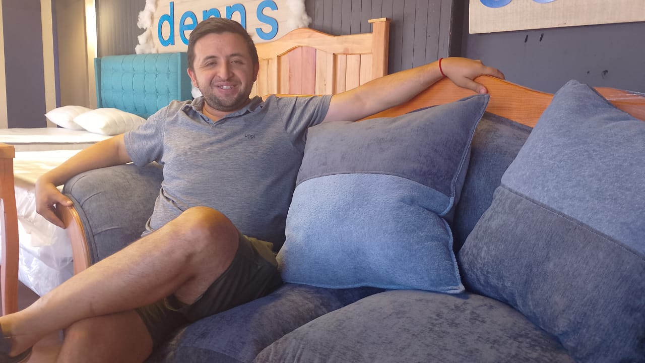 Sentado en el sillon Denns